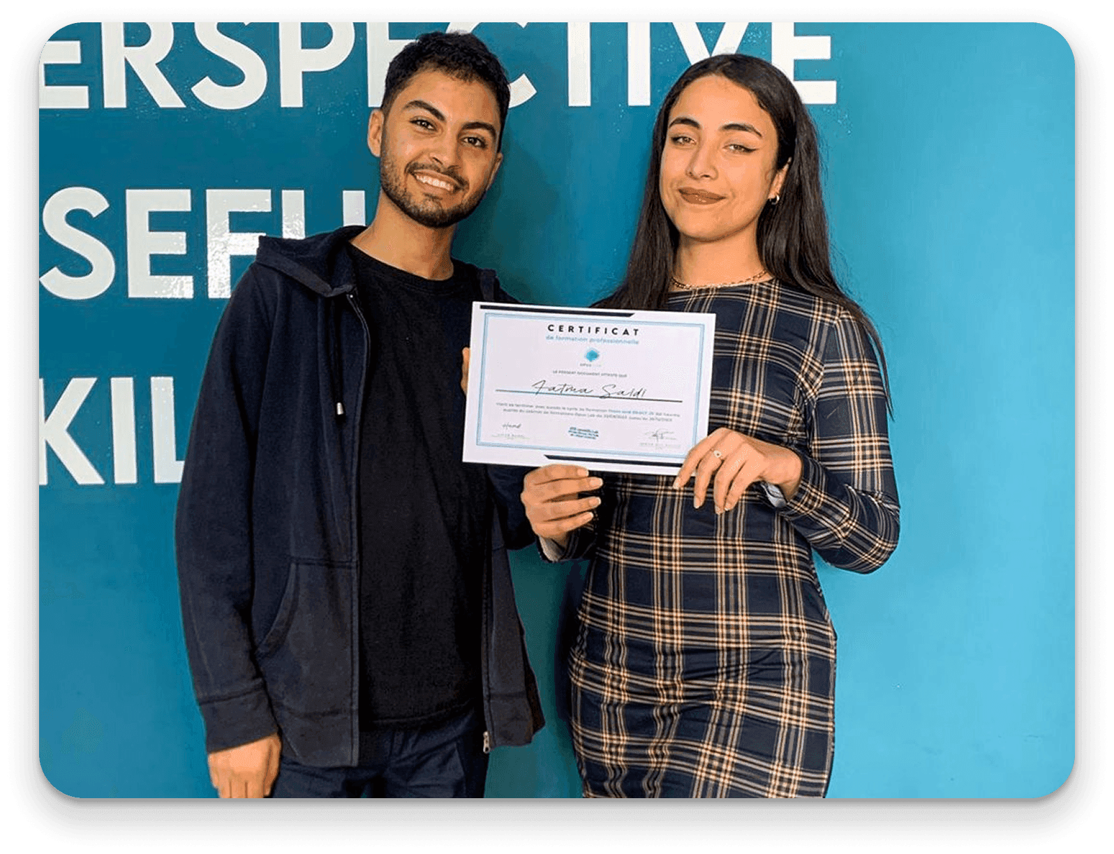 Remise d'un certificat à une participante d'une formation en react js