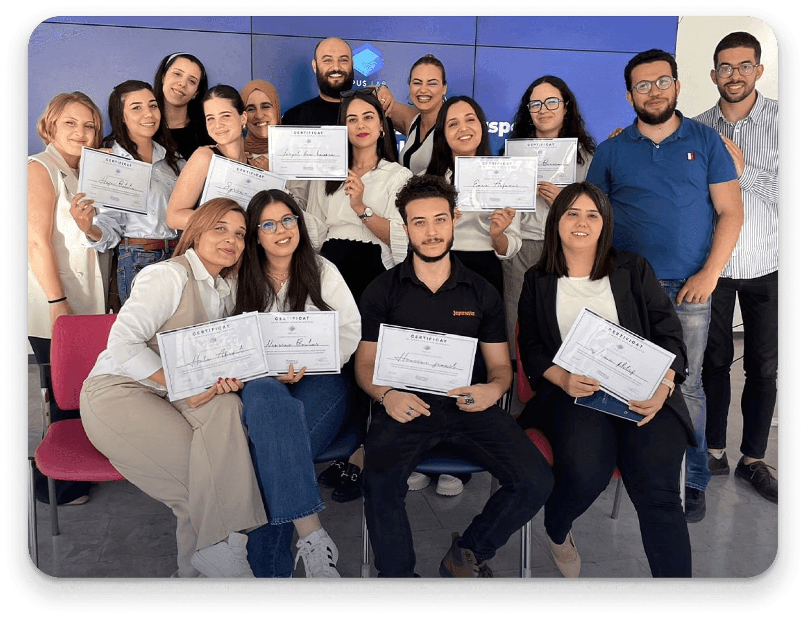 Remise d'un certificat aux participants d'une formation en marketing digital