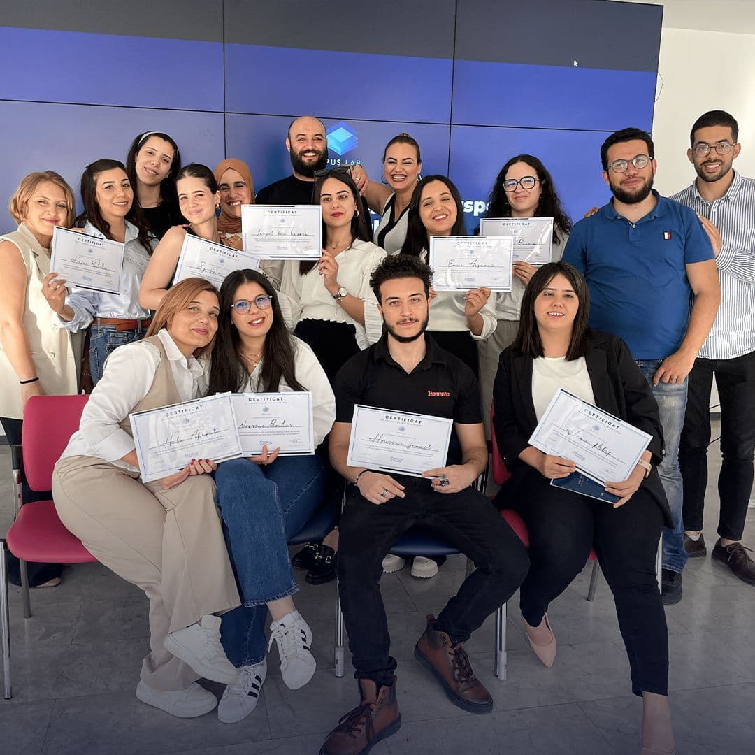 Remise d'un certificat aux participants d'une formation en marketing digital