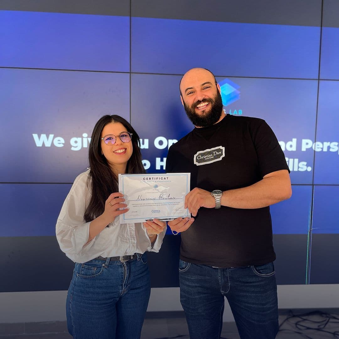 Remise d'un certificat à une participante d'une formation en marketing digital